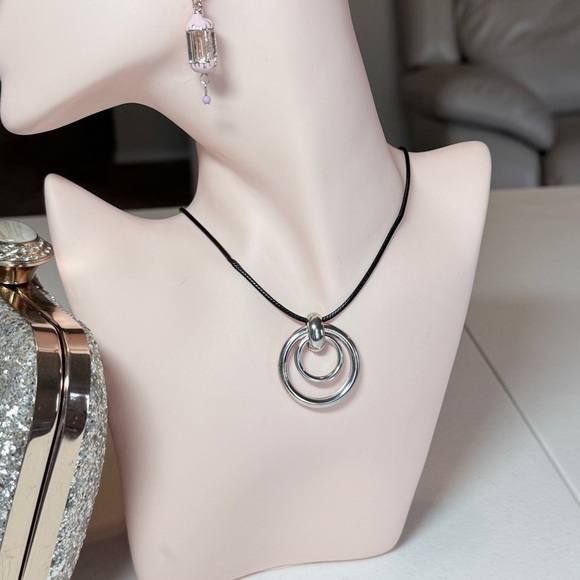 ⚜️ Elegant Silver Pendant Necklace - Picture 3 of 6